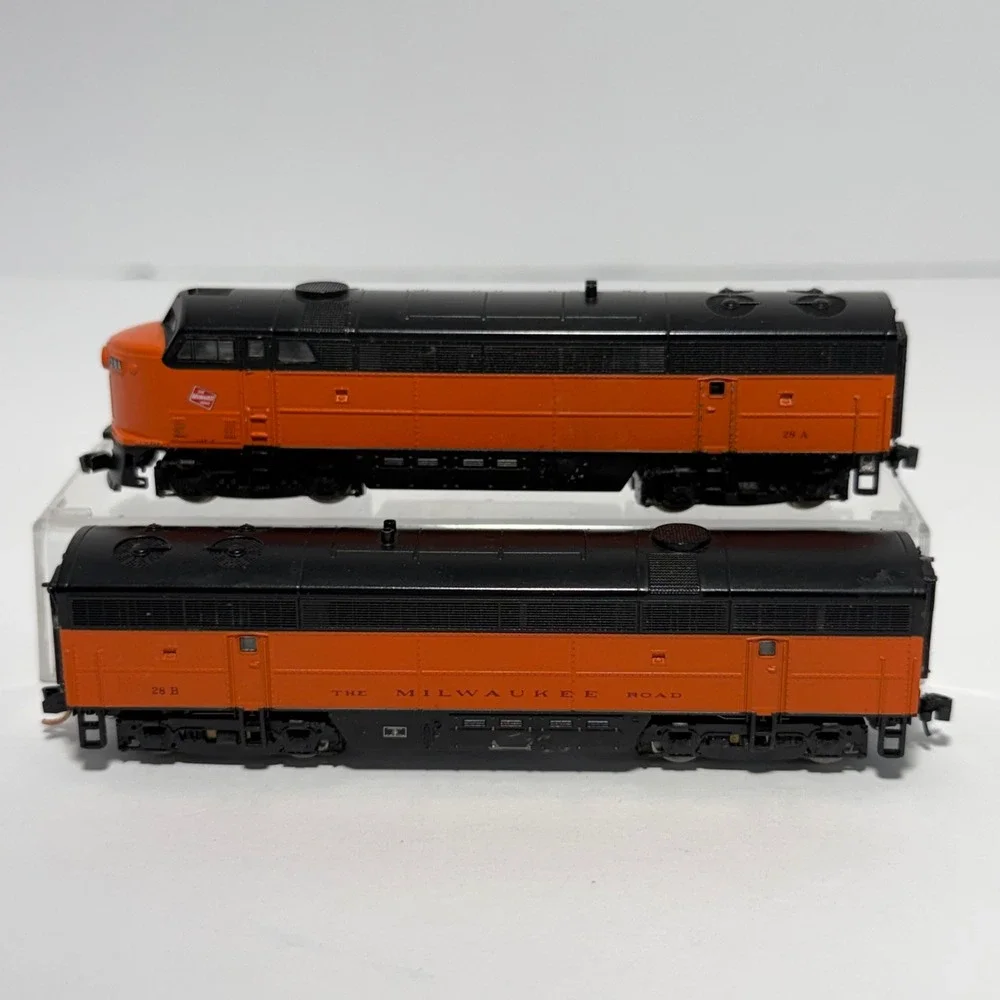 Life-Like HO Scale Milwaukee Road F-Unit Diesel Locomotive & B-Unit Set 28A 28B
